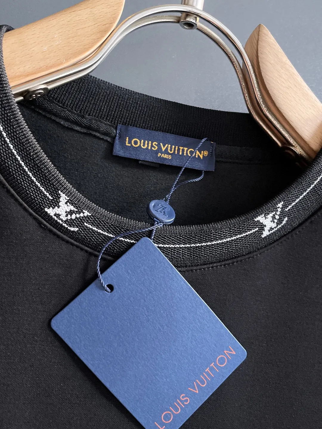 🅿️540 LV 2025 autumn and winter new counter, the same casual Tencel cotton fabric suit, breathable, comfortable and casual! Full of high-end feel! The details are exquisite and high-end, and the workmanship is impeccable! The original high-end fabric is very high-end! The fabric is crisp, anti-wrinkle and wear-resistant, warm, neat and stylish. Everyone must buy a set this autumn and winter. They must look cool and cool when wearing it. This is a model that we highly recommend! M-3XL